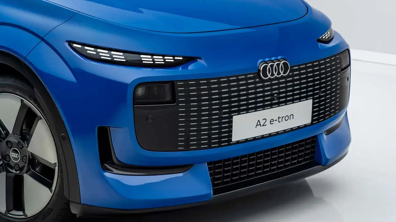 Audi Q2 e-tron azul estático com fundo branco
