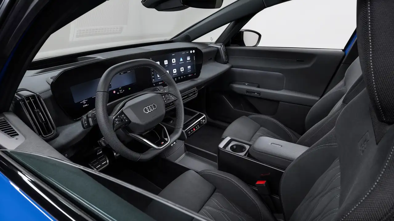 Audi Q2 e-tron interior em estúdio com fundo branco
