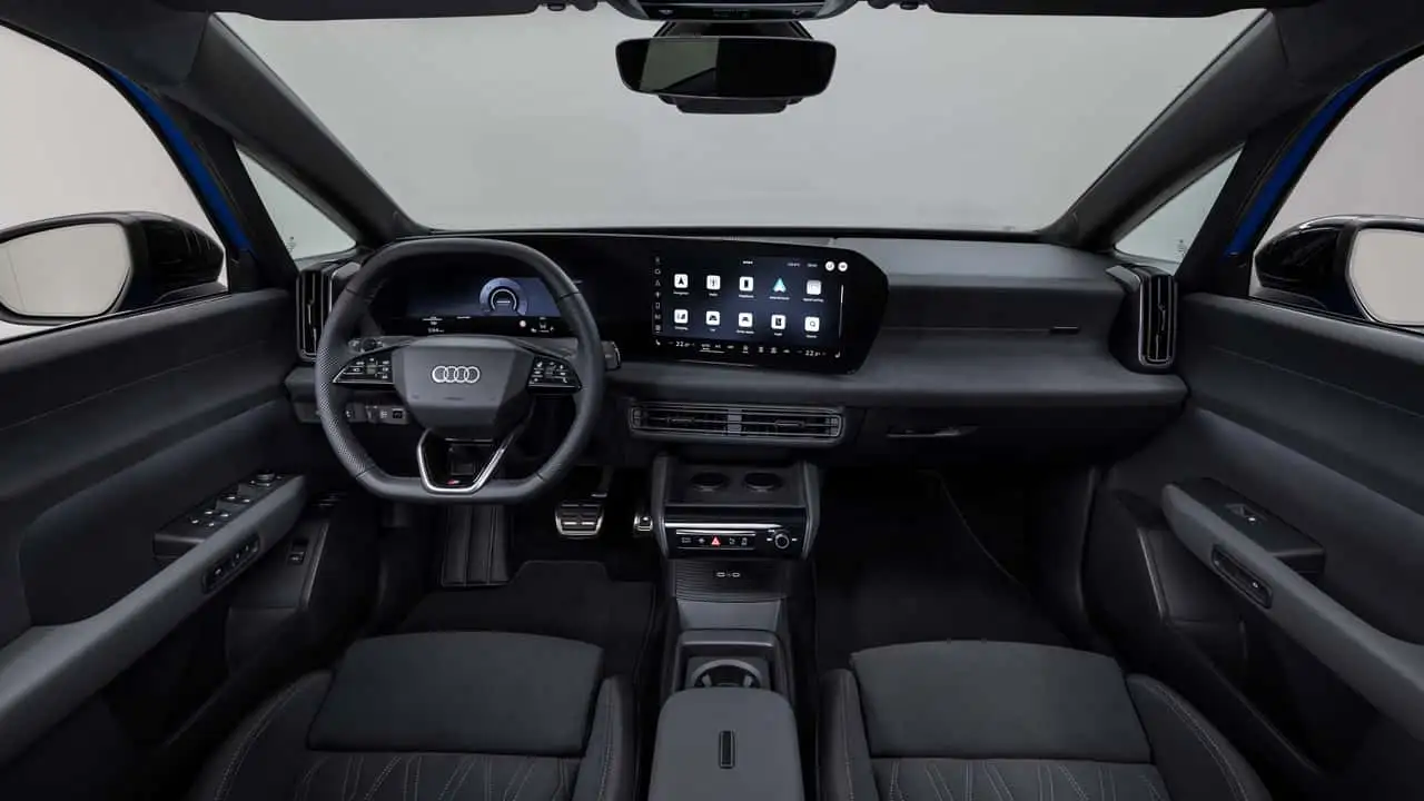 Audi Q2 e-tron interior em estúdio com fundo branco