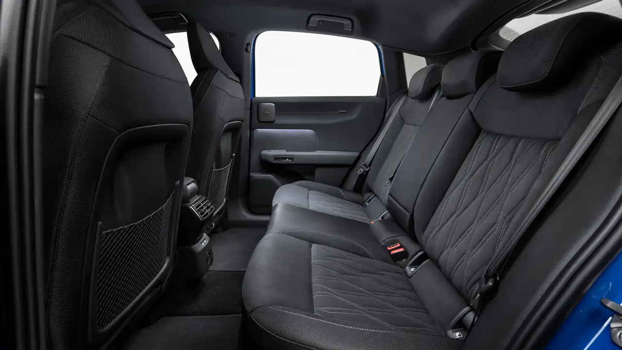 Audi Q2 e-tron interior em estúdio com fundo branco