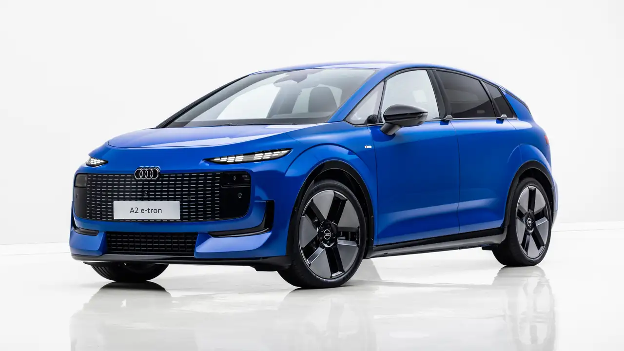 Audi Q2 e-tron azul estático com fundo branco