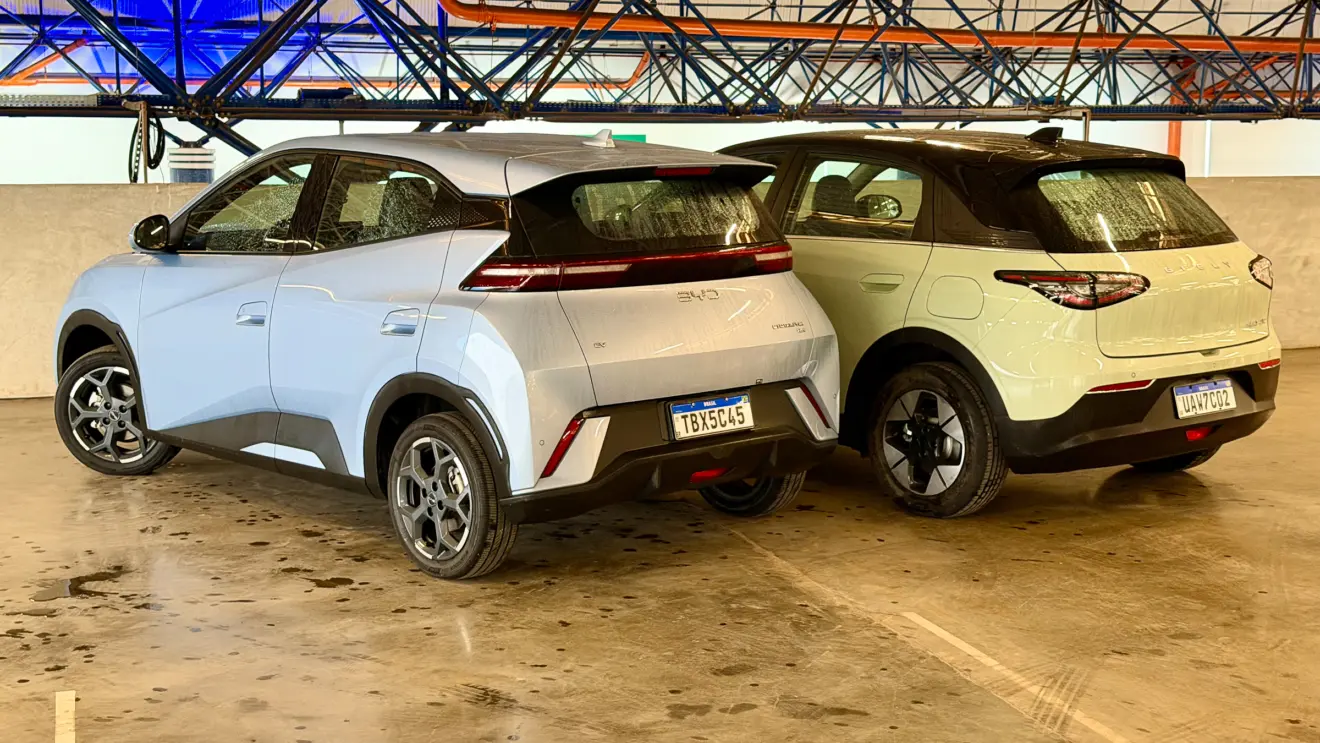 Geely EX2 verde de frente vs BYD Dolphin Mini azul de traseira com um fundo azul forte