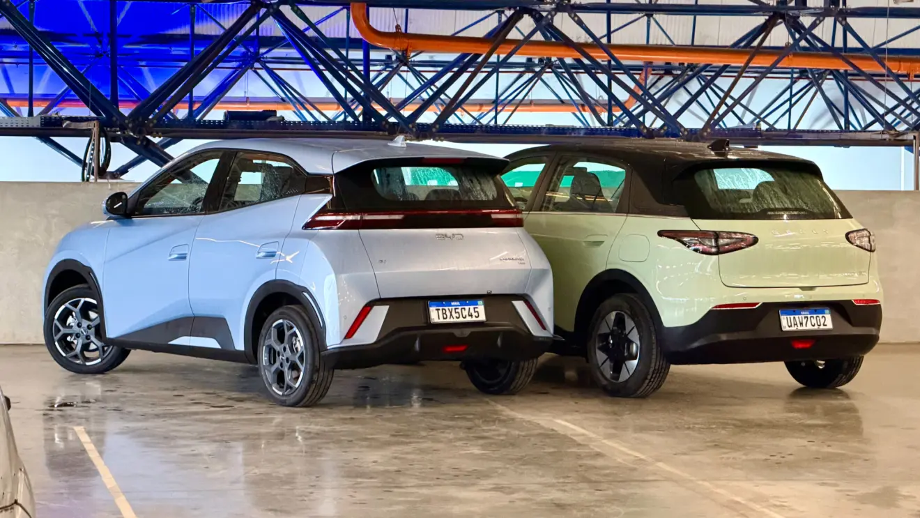 Geely EX2 verde de frente vs BYD Dolphin Mini azul de traseira com um fundo azul forte