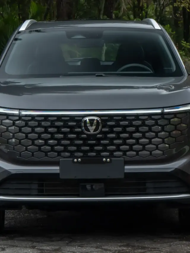 Caoa Changan CS55 na cor cinza em estático de dianteira