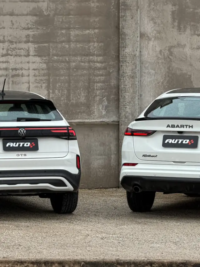 Fiat Fastback Abarth e Volkswagen Nivus GTS brancos estáticos um do lado do outro para comparativo de avaliação e teste