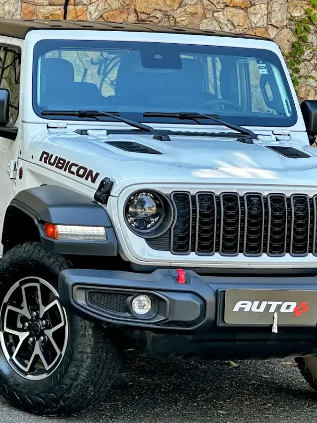 Jeep Wrangler Rubicon 4x4 branco parado de frente