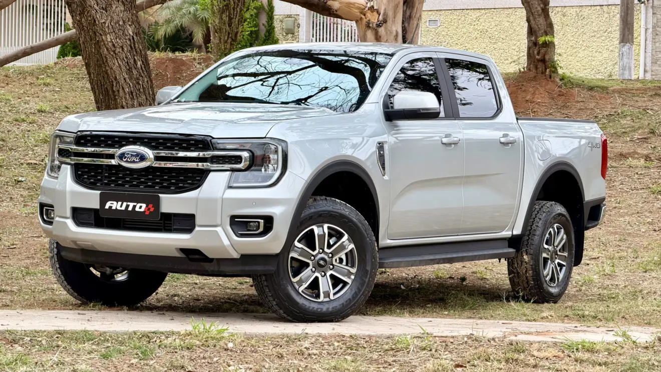 Ford Ranger XLT prata de frente