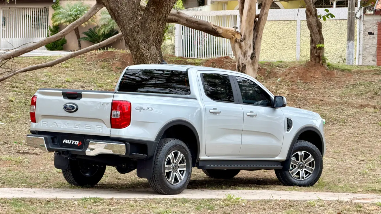 Ford Ranger XLT prata de traseira