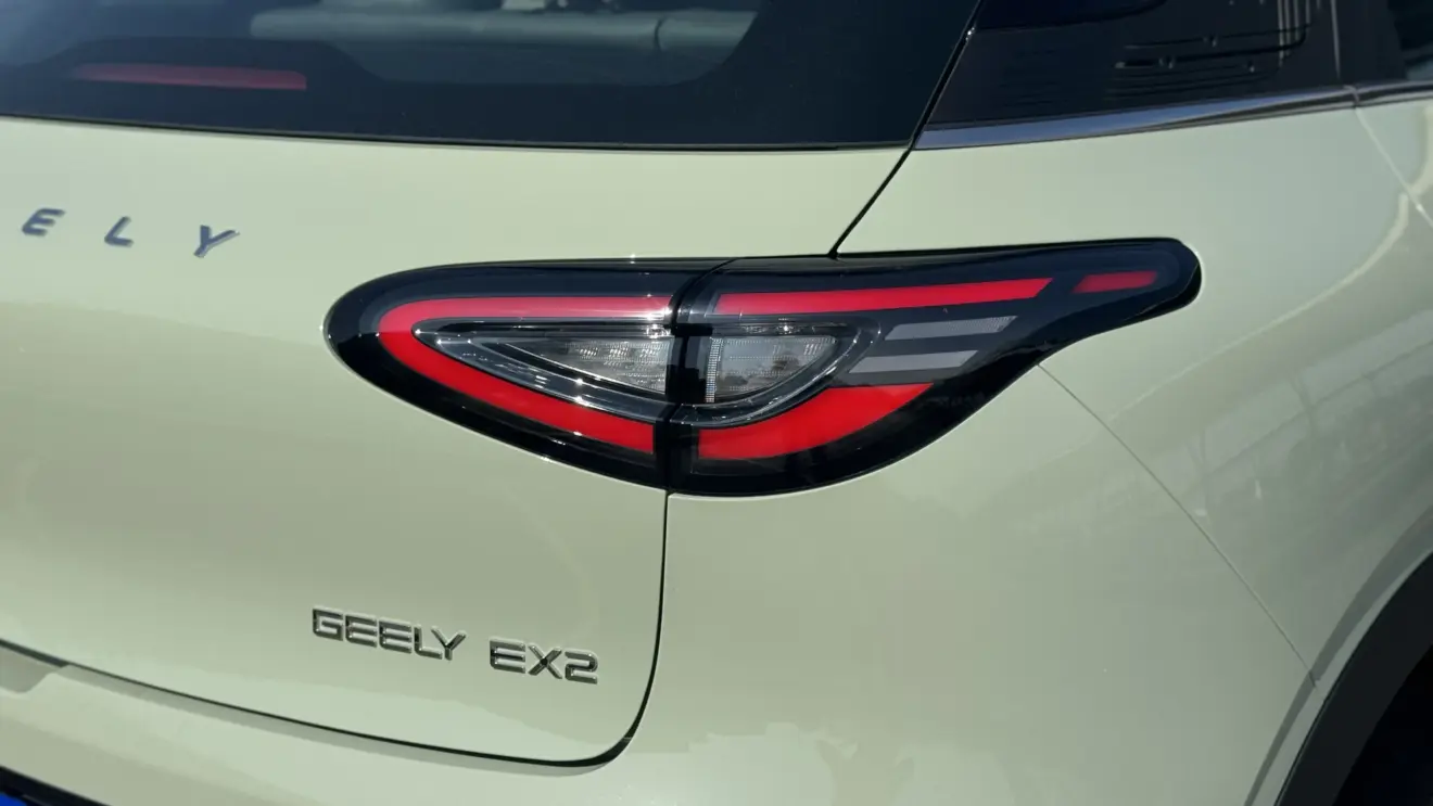 Lanterna do Geely EX2 Max acesa