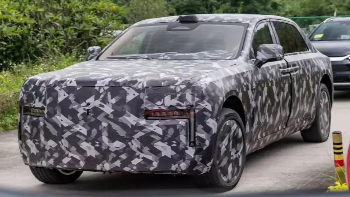 Novo sedã/sedan ultra luxuoso da Yangwang, marca premium da BYD rodando camuflado na China