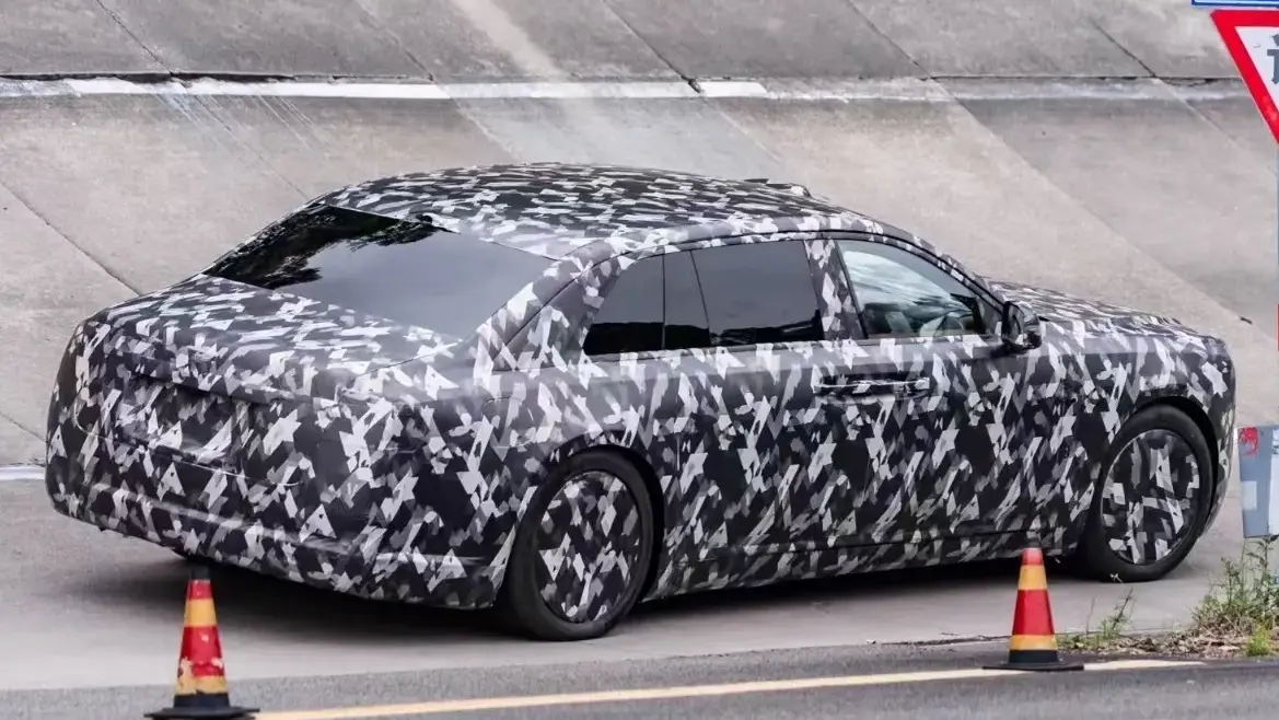 Novo sedã/sedan ultra luxuoso da Yangwang, marca premium da BYD rodando camuflado na China