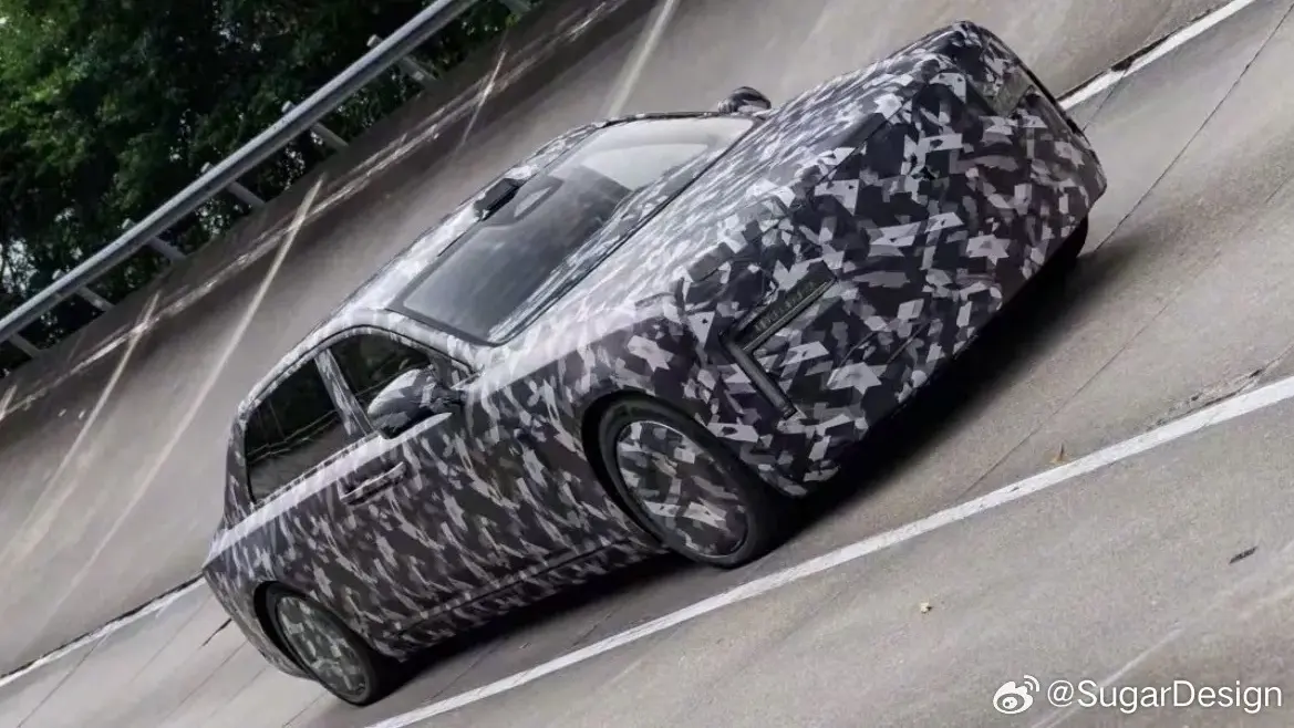 Novo sedã/sedan ultra luxuoso da Yangwang, marca premium da BYD rodando camuflado na China