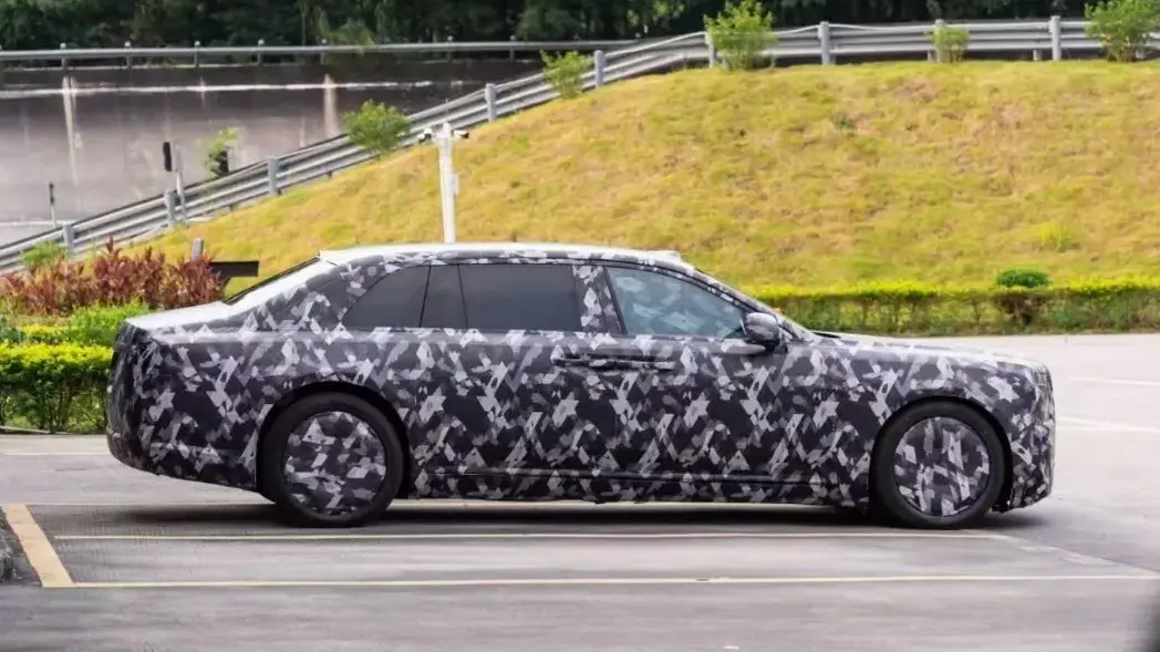 Novo sedã/sedan ultra luxuoso da Yangwang, marca premium da BYD rodando camuflado na China