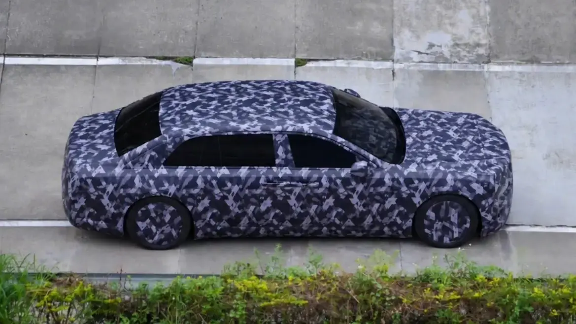 Novo sedã/sedan ultra luxuoso da Yangwang, marca premium da BYD rodando camuflado na China
