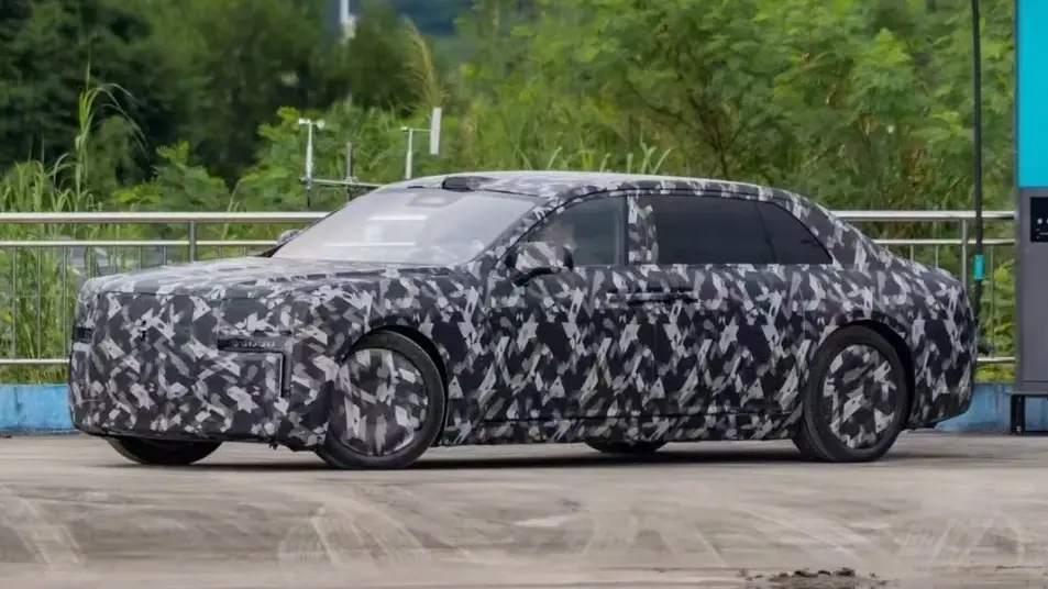 Novo sedã/sedan ultra luxuoso da Yangwang, marca premium da BYD rodando camuflado na China