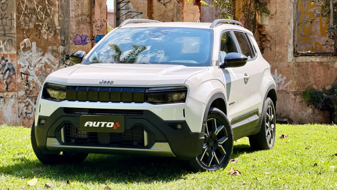 Jeep Avenger Longitude branco de frente