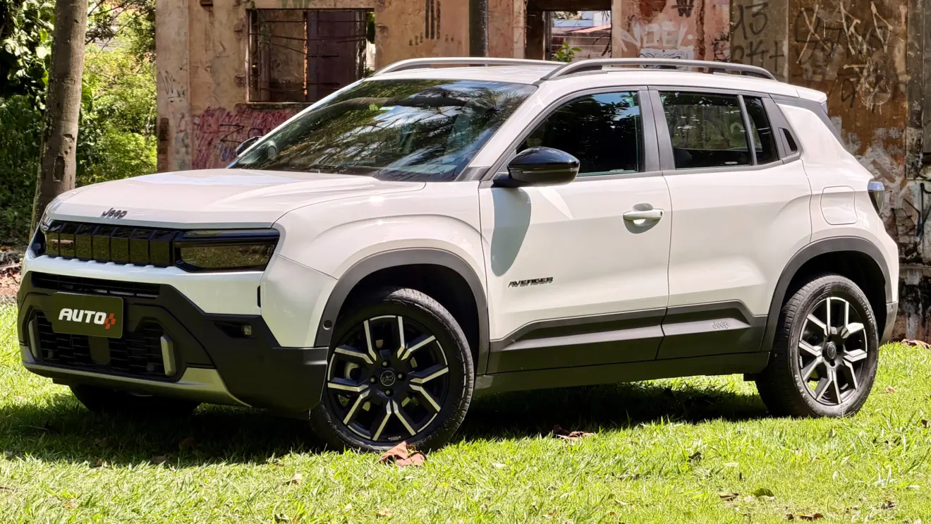 Jeep Avenger Longitude branco de frente