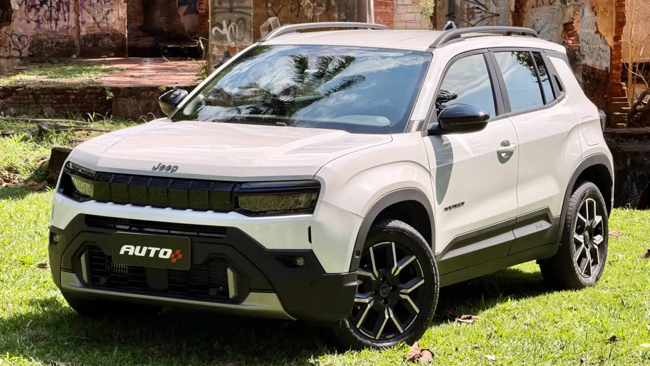 Jeep Avenger Longitude branco de frente