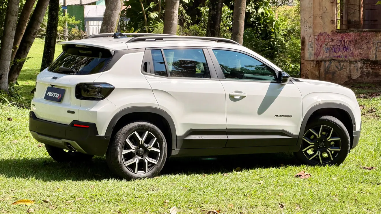 Jeep Avenger Longitude branco de traseira
