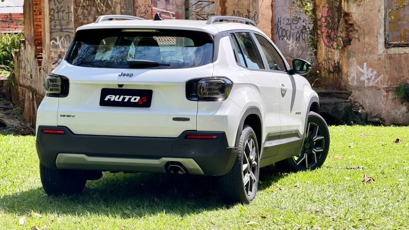 Jeep Avenger Longitude branco de traseira