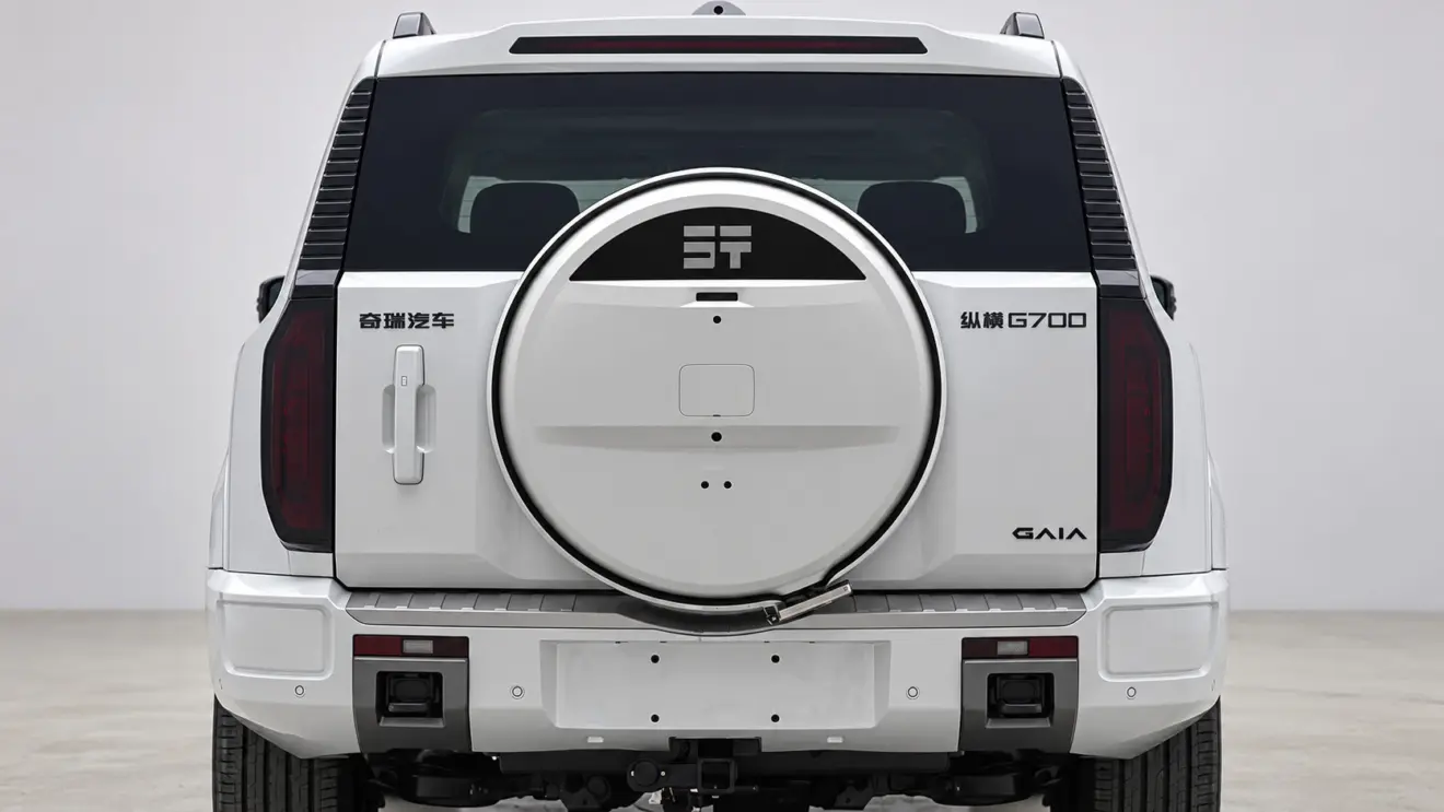 Jetour G700 no MIIT estático com fundo branco e cara de Denza B5