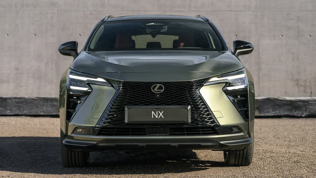 Lexus NX 2027 verde de frente