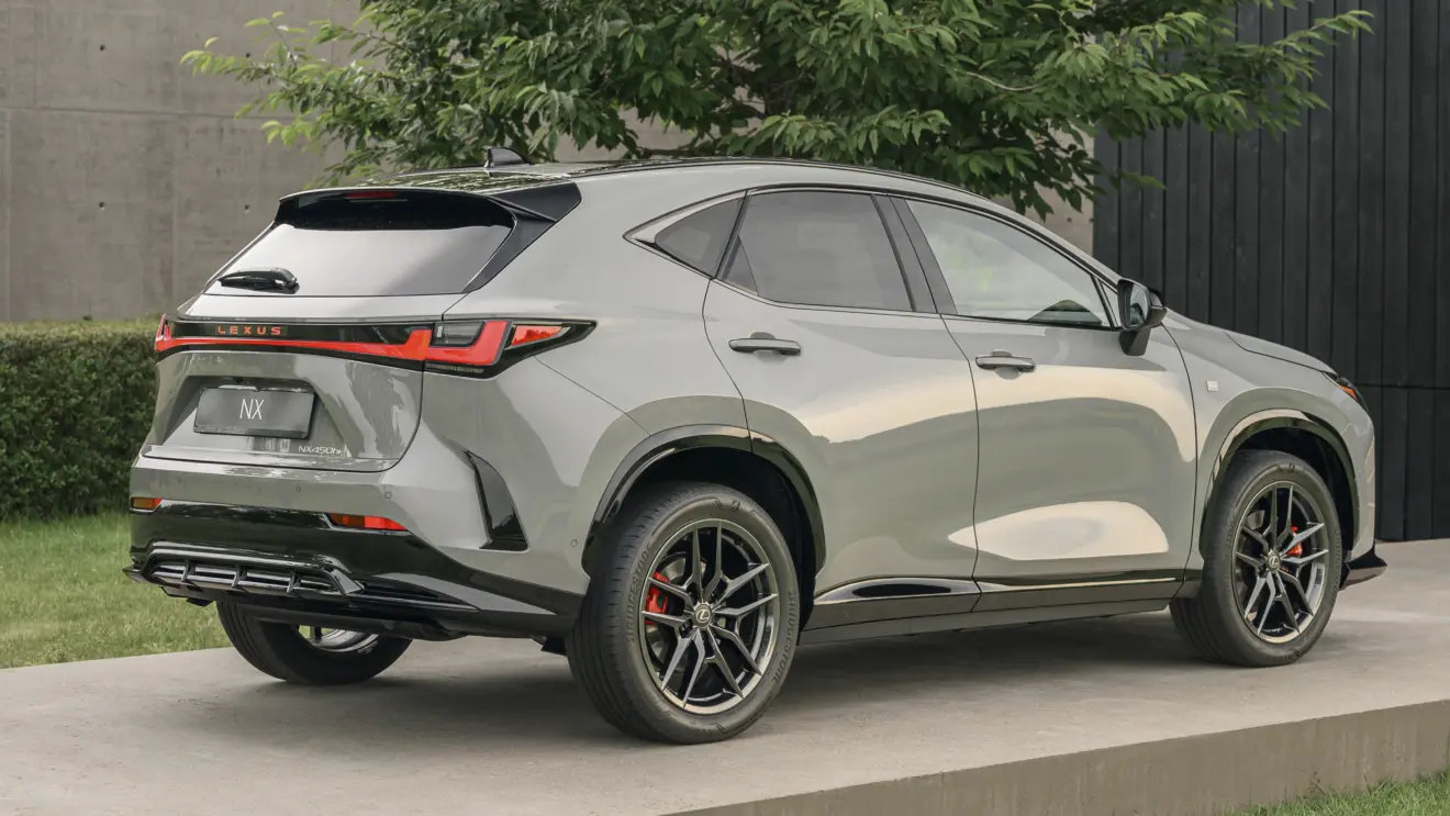 Lexus NX 2027 cinza de traseira