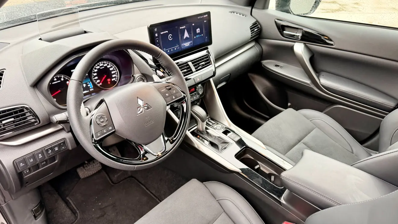 cabine Mitsubishi Eclipse Cross Black [Auto+ / João Brigato]