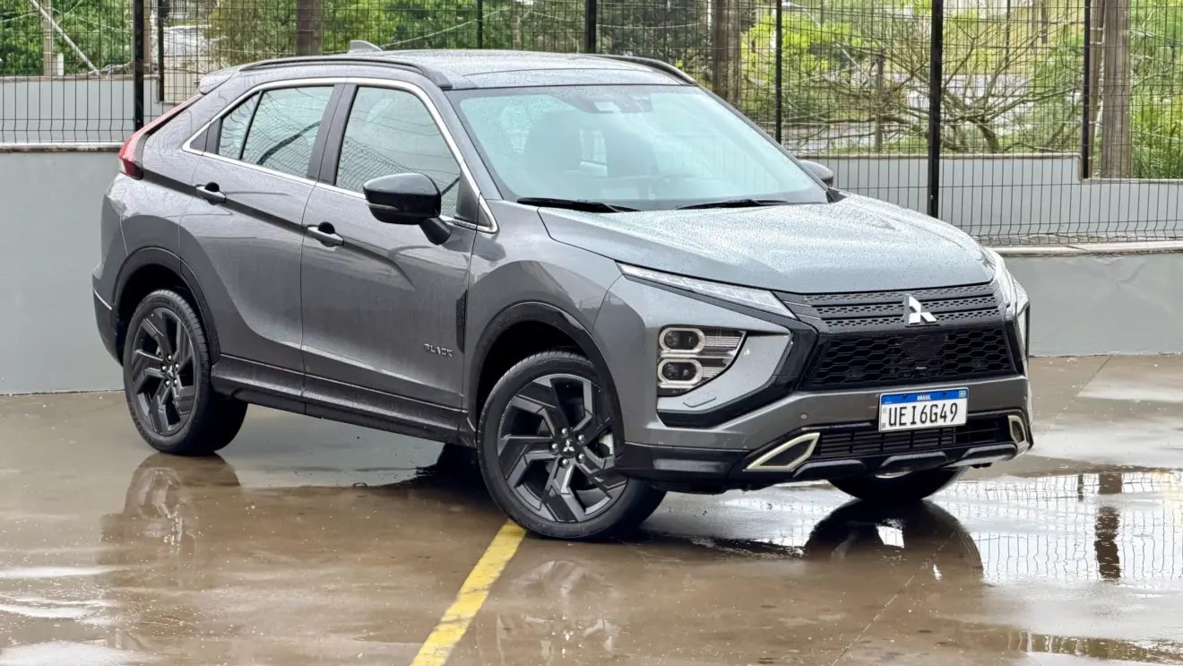 Mitsubishi Eclipse Cross Black cinza de frente na chuva