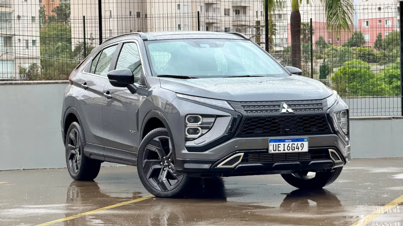 Mitsubishi Eclipse Cross Black cinza de frente na chuva