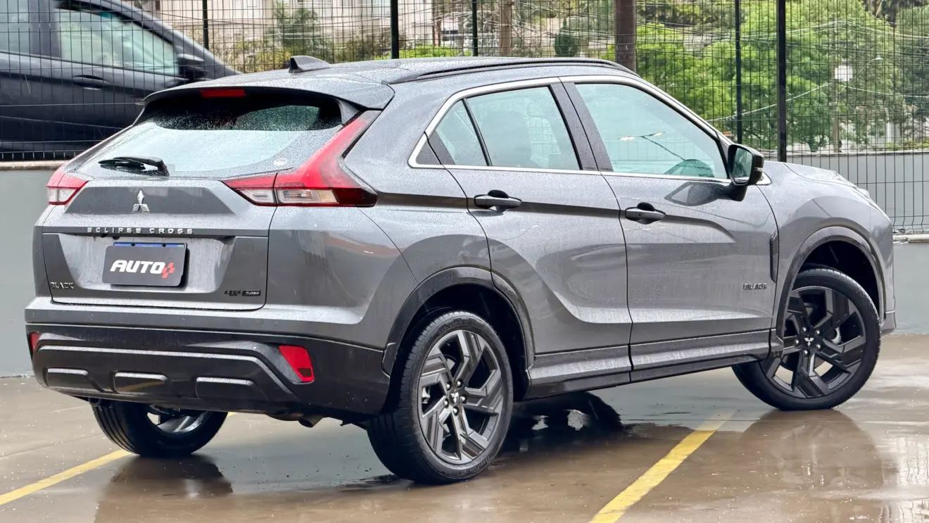 Mitsubishi Eclipse Cross Black cinza de traseira na chuva