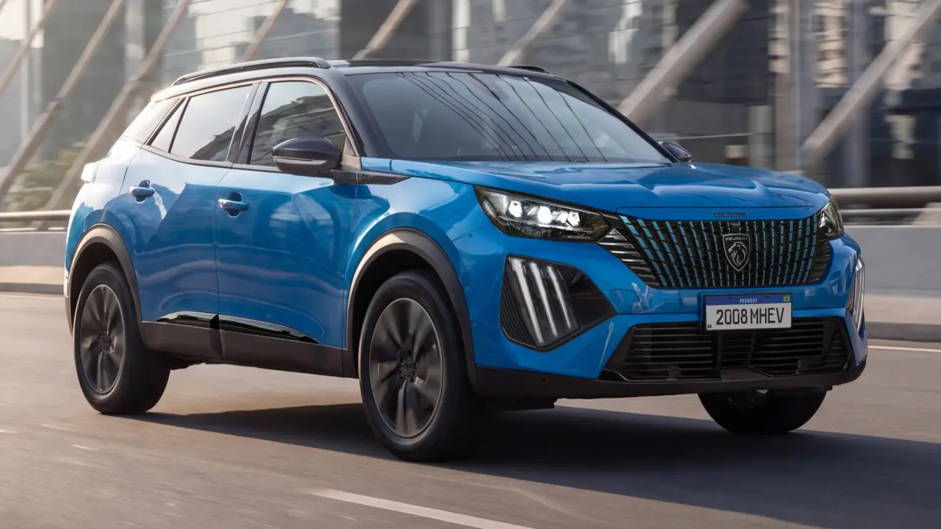 Peugeot 2008 GT MHEV azul em movimento na cidade de dianteira