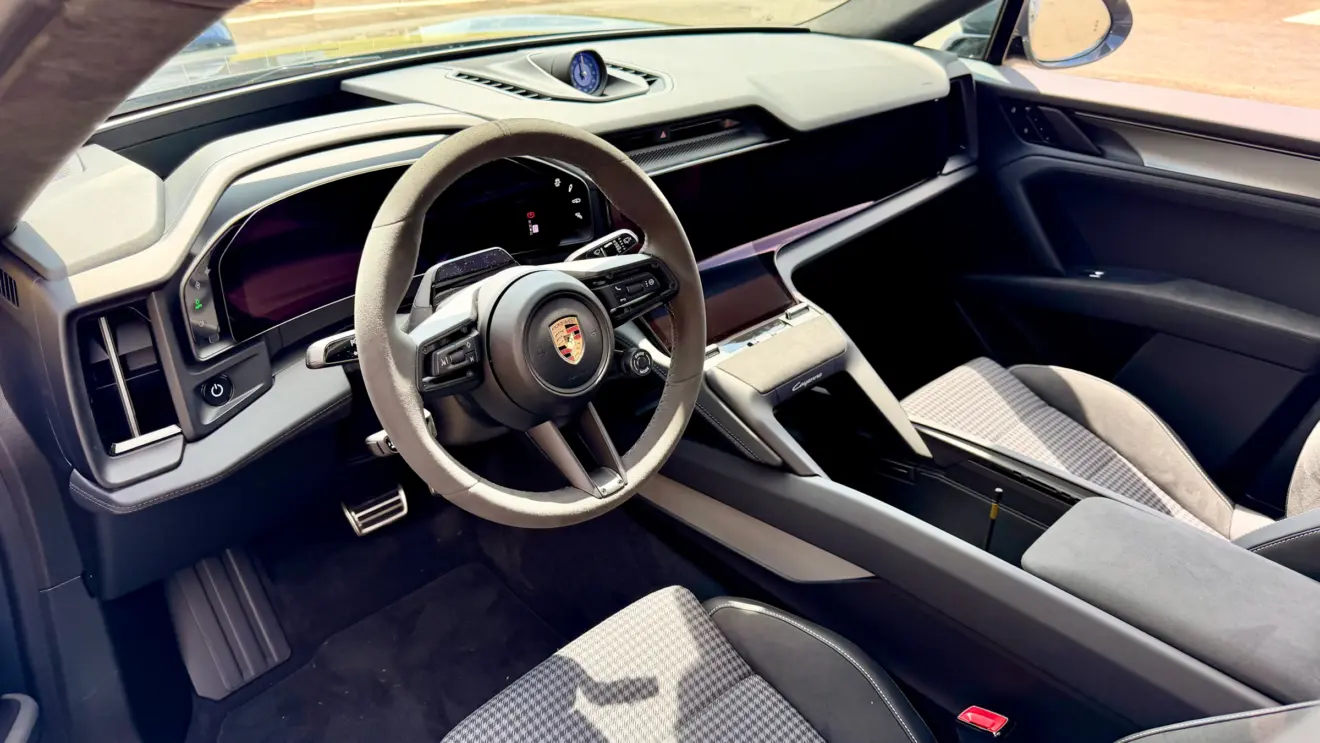 interna Porsche Cayenne S Electric