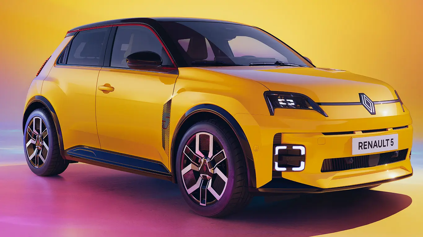Renault 5 amarelo com teto preto de frente em um fundo rosa e amarelo