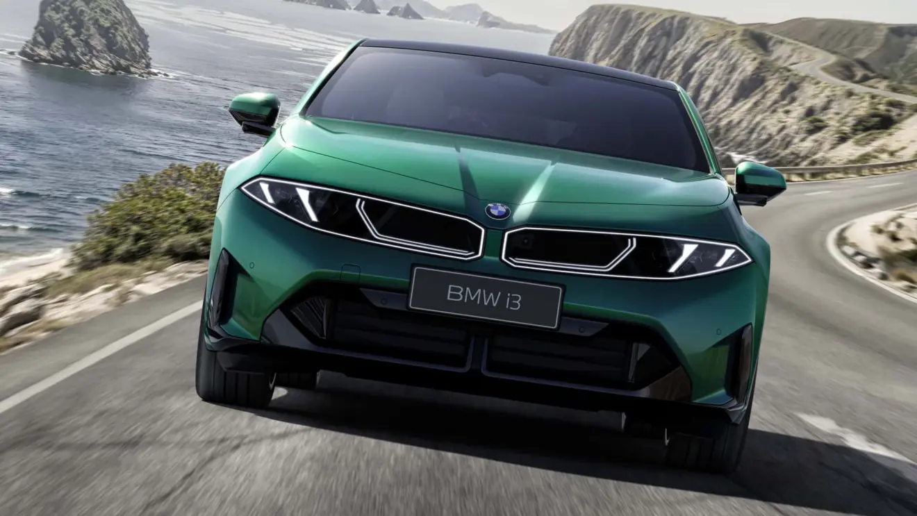BMW i3 com entre-eixos estendido chinês na cor verde em movimento