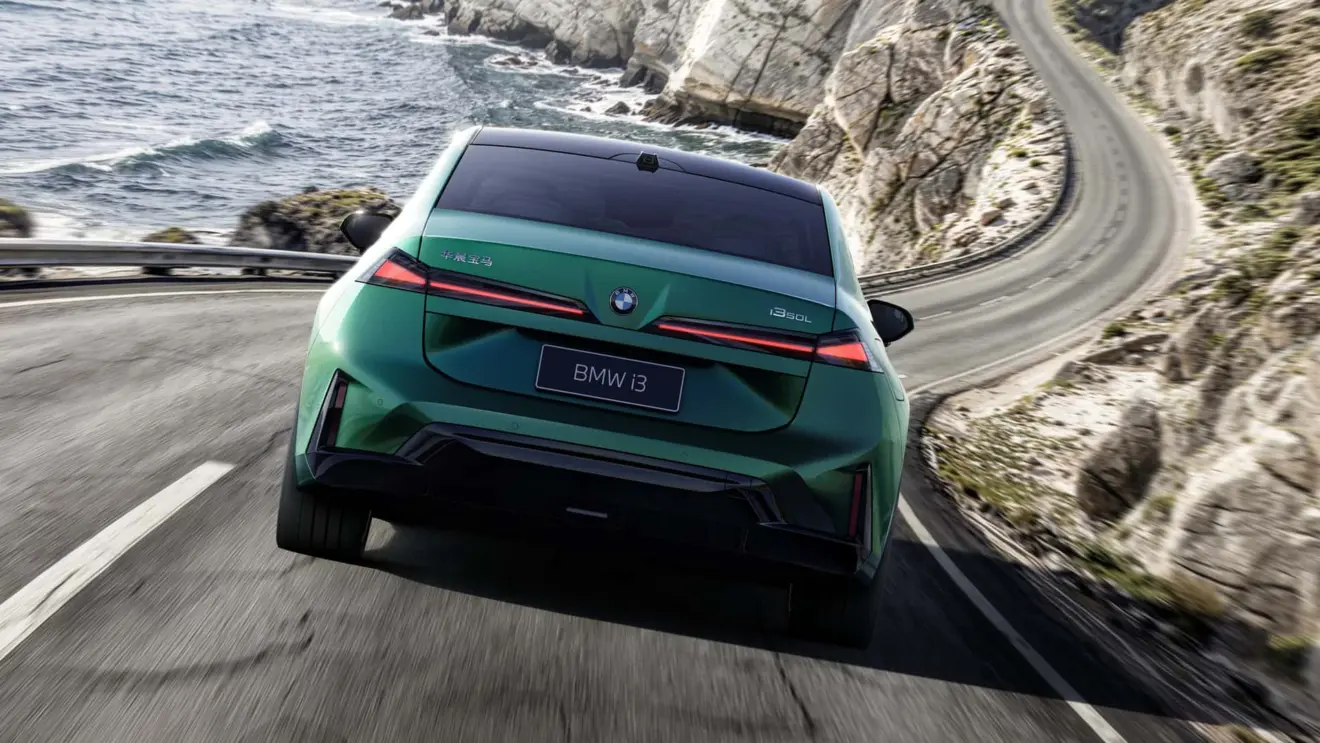 BMW i3 com entre-eixos estendido chinês na cor verde em movimento