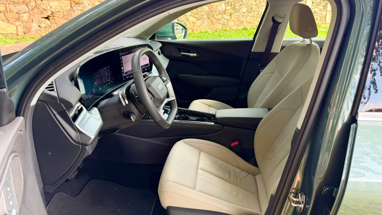 banco dianteiro Audi Q3 Sportback [Auto+ / João Brigato]