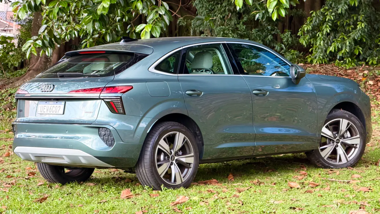 Audi Q3 Sportback verde de traseira