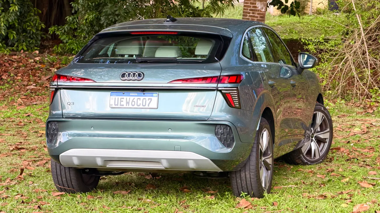 Audi Q3 Sportback verde de frente