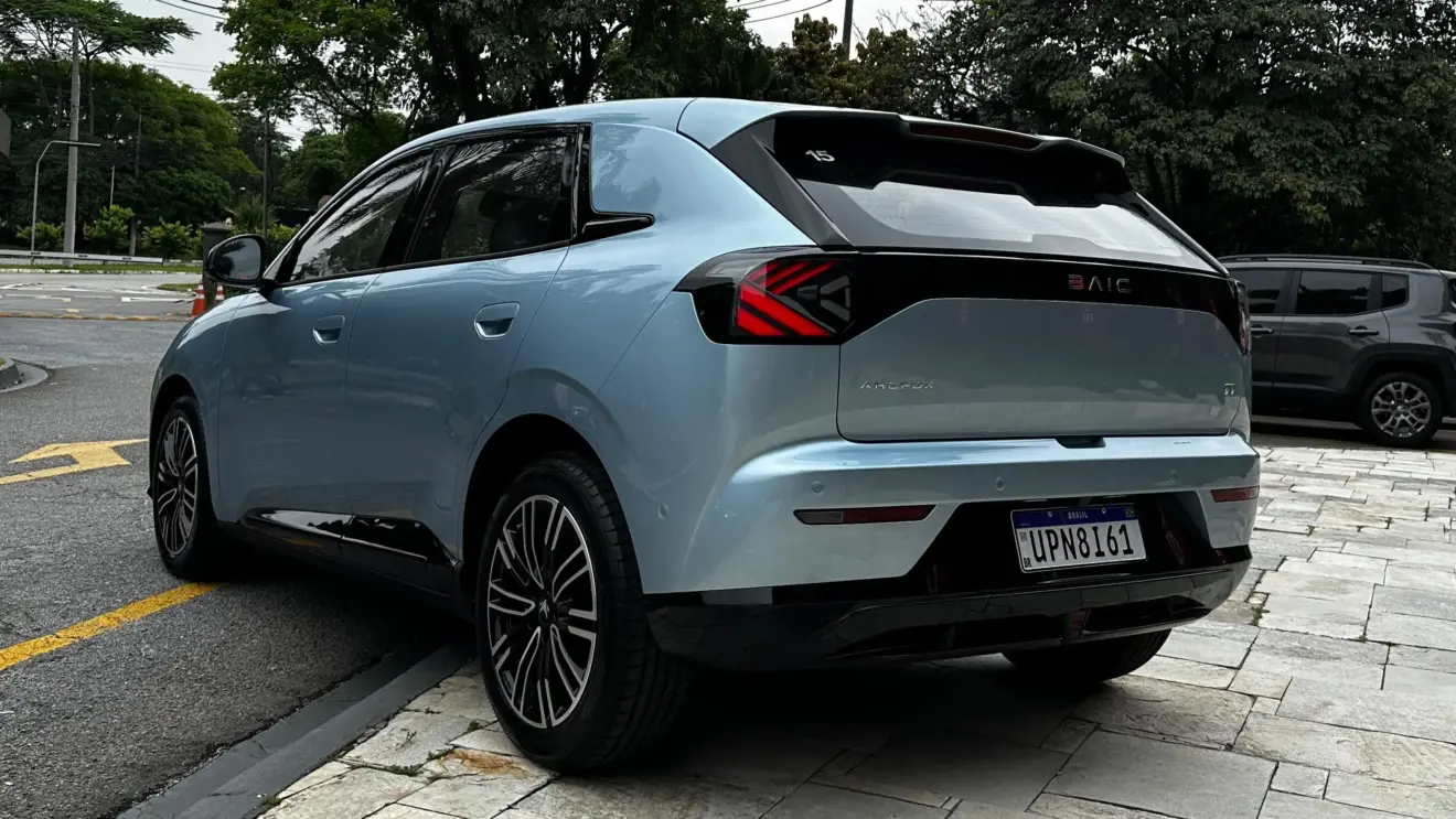 BAIC Arcfox T1 na cor azul estático