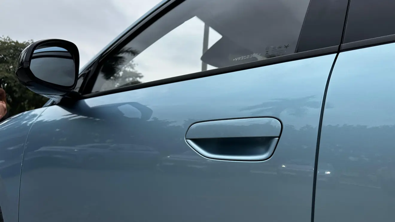 BAIC Arcfox T1 na cor azul estático