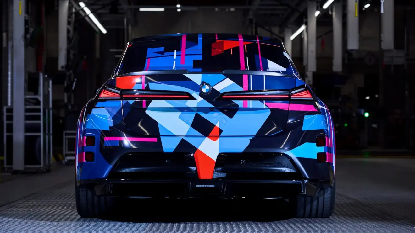 BMW M3 elétrico camuflado