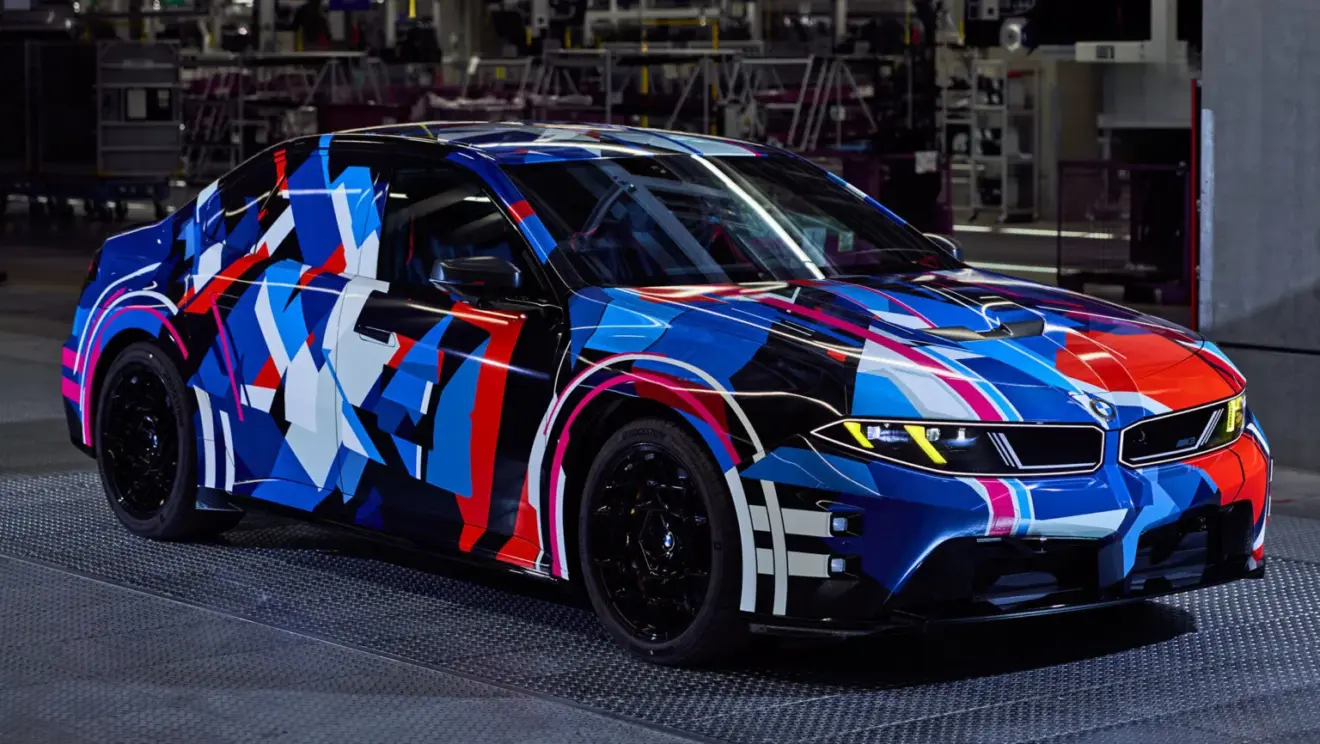 BMW M3 elétrico camuflado