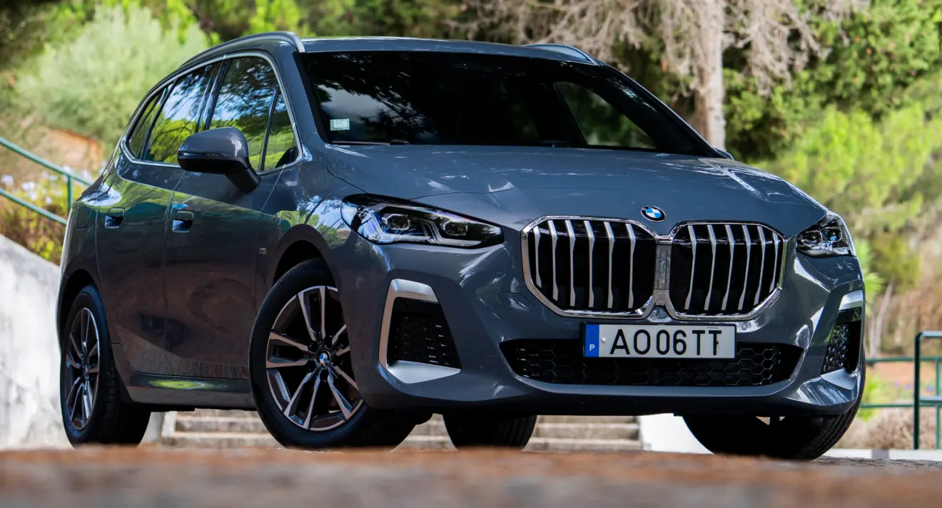 BMW Série 2 Active Tourer azul parado de frente