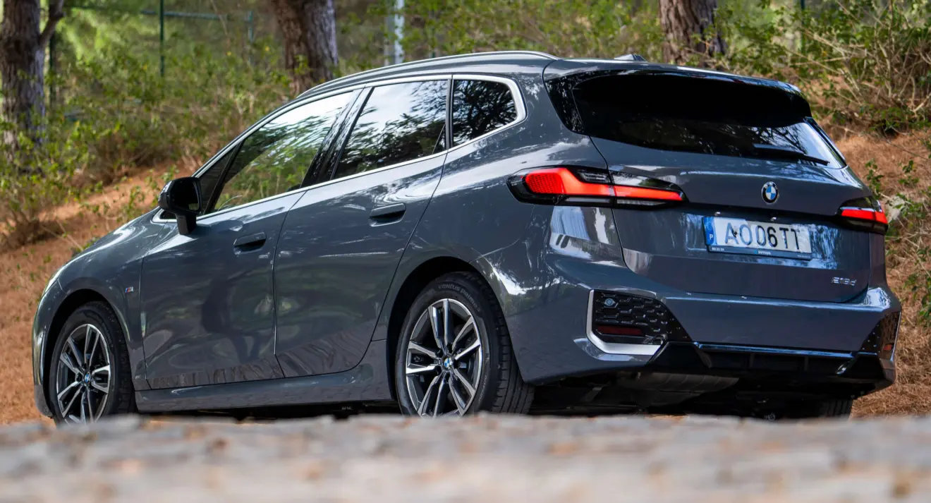 BMW Série 2 Active Tourer azul parado de traseiro