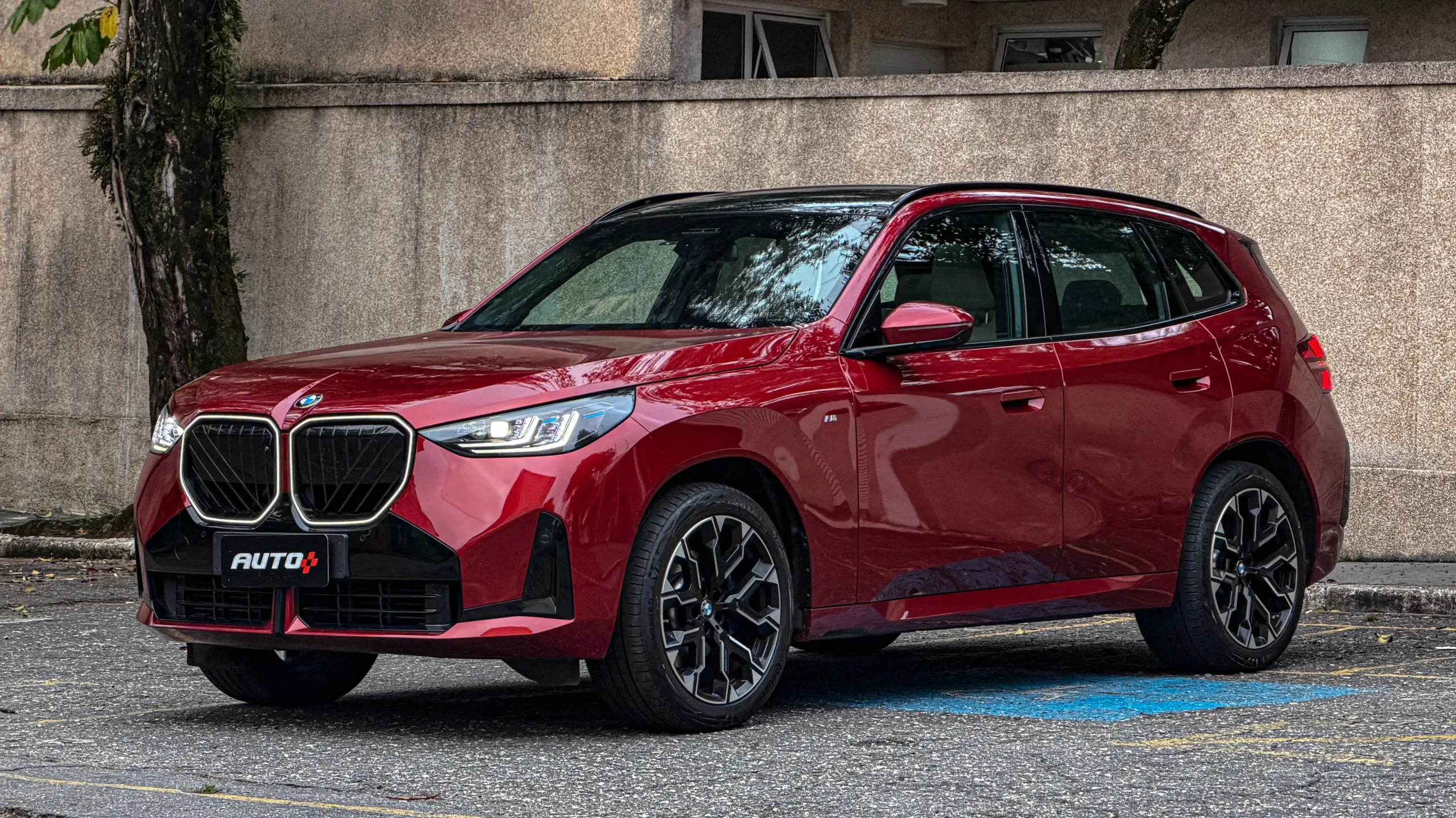 BMW X3 estático na cor Vermelho Fire no asfalto para teste e avaliação