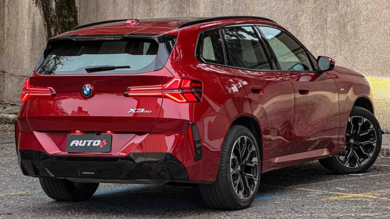 BMW X3 estático na cor Vermelho Fire no asfalto para teste e avaliação