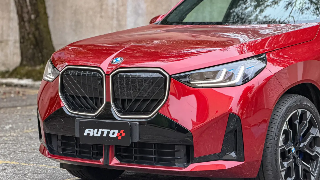 Detalhes do BMW X3 estático na cor Vermelho Fire no asfalto para teste e avaliação