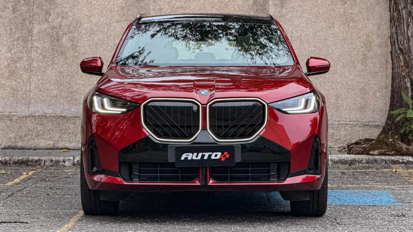 BMW X3 estático na cor Vermelho Fire no asfalto para teste e avaliação