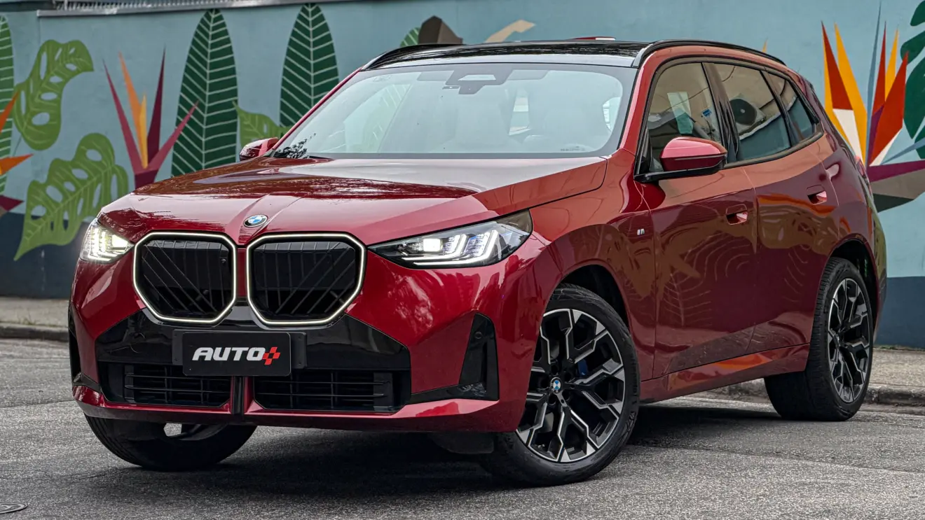 BMW X3 estático na cor Vermelho Fire no asfalto para teste e avaliação